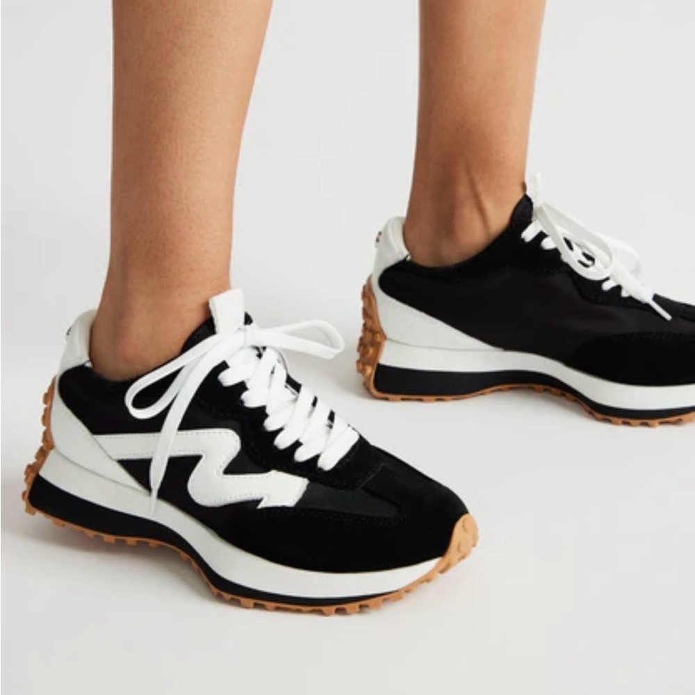 Steve Madden Women’s Campo Blk/Wht Lace-up Sneakers- Gently Used- Size 9.5M